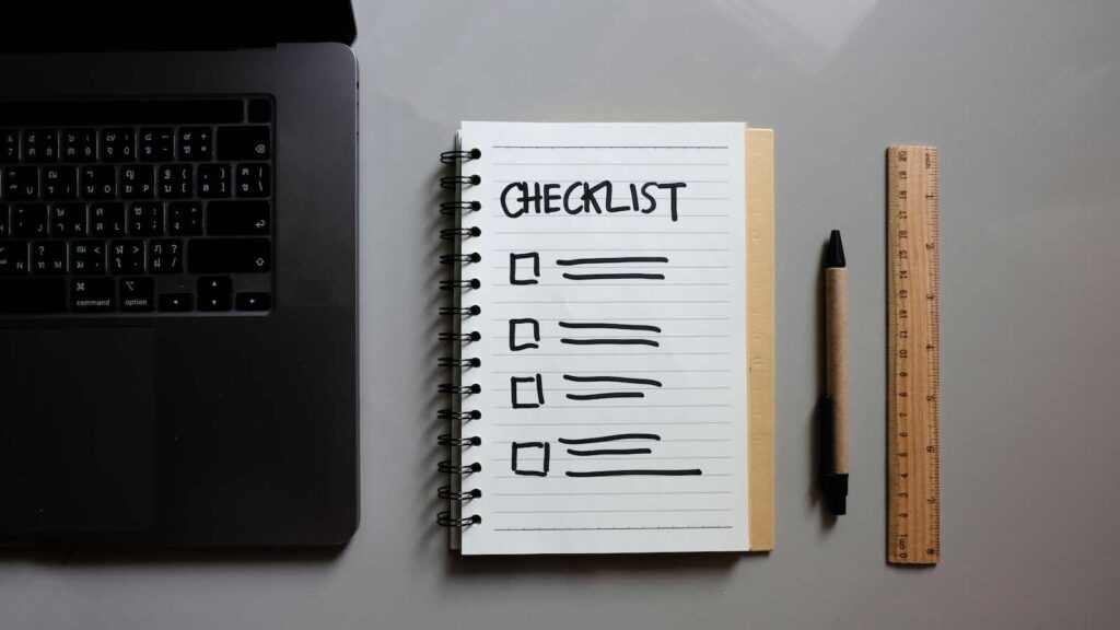 Checkliste zum Livestream mit Checkboxen auf Papier